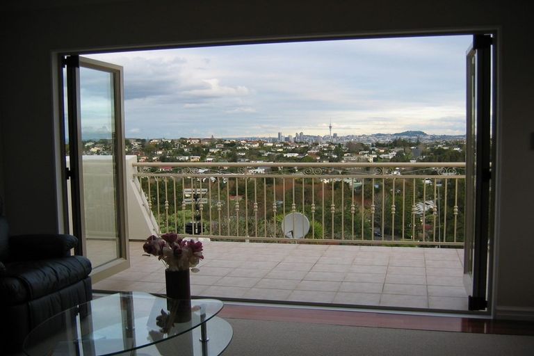 Photo of property in 11 Monarch Avenue, Hillcrest, Auckland, 0627