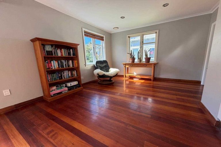 Photo of property in 16 Friend Street, Karori, Wellington, 6012