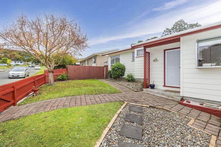 Photo of property in 15 Woolwich Close, Whitby, Porirua, 5024