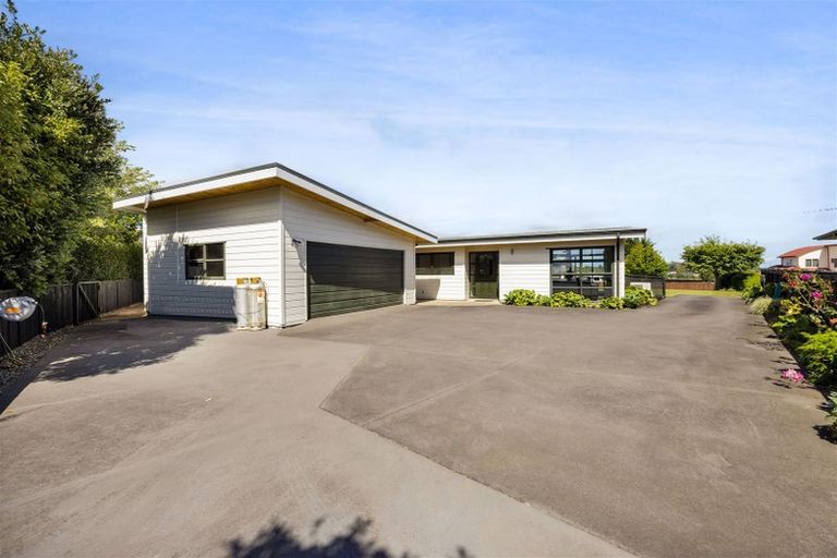 Photo of property in 11 Highfield Place, Highlands Park, New Plymouth, 4312