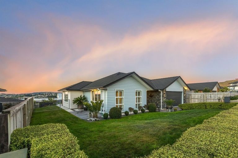 Photo of property in 86 Queen Charlotte Drive, Aotea, Porirua, 5024