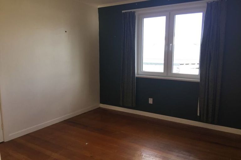 Photo of property in 37a Luckens Road, West Harbour, Auckland, 0618