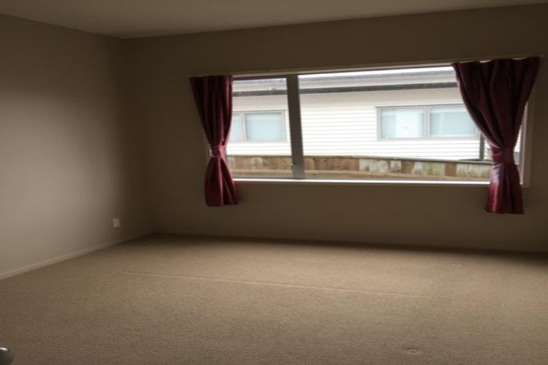 Photo of property in 23 Tamworth Crescent, Newlands, Wellington, 6037