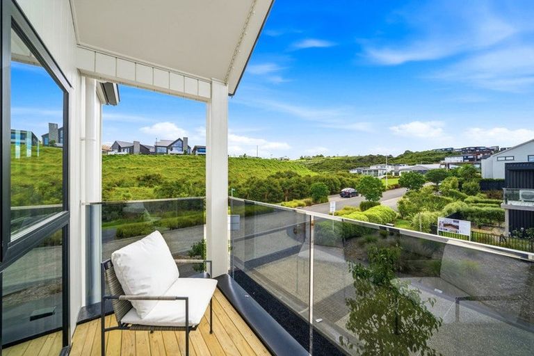 Photo of property in 15 Nerita Place, Long Bay, 0630