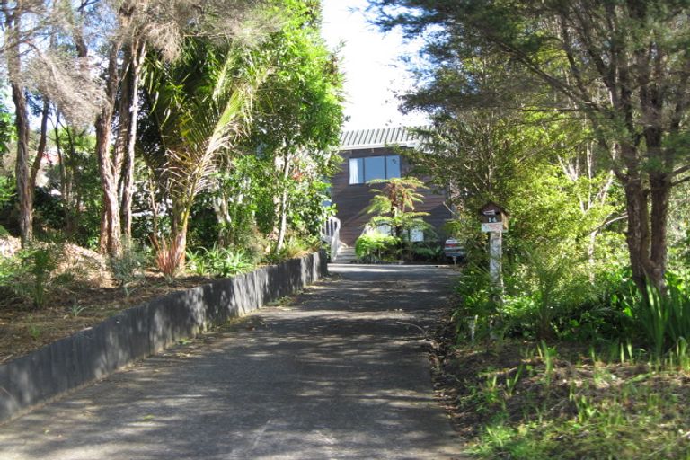 Photo of property in 14 Rauhuia Crescent, Parau, Auckland, 0604