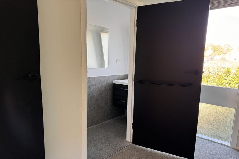 Photo of property in 26 Ngaio Road, Kelburn, Wellington, 6012