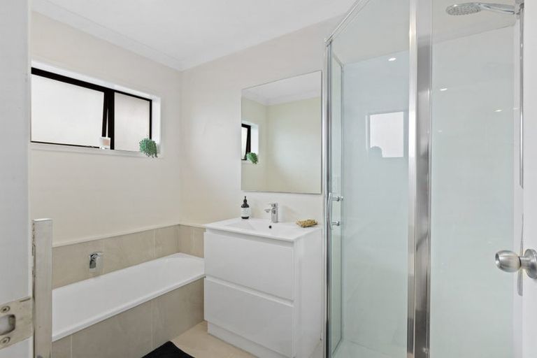 Photo of property in 1/30 Fairway Avenue, Red Beach, 0932