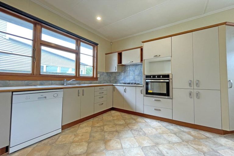 Photo of property in 28 Pahiatua Street, Hokowhitu, Palmerston North, 4410