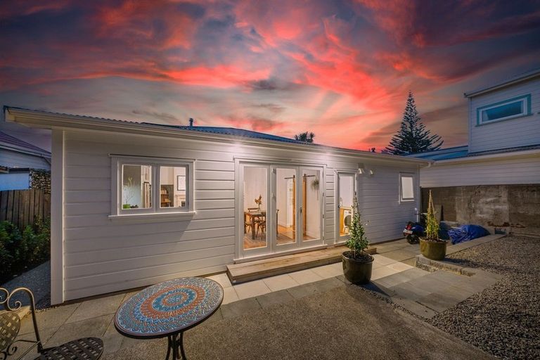 Photo of property in 240 Sutherland Road, Lyall Bay, Wellington, 6022