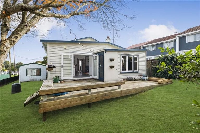 Photo of property in 2 Bowers Road, Glen Eden, Auckland, 0602