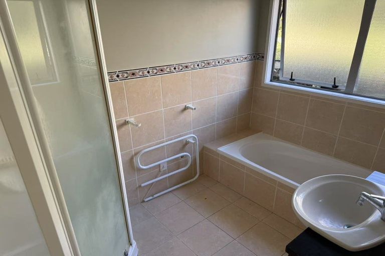 Photo of property in 29 Toledo Avenue, Henderson, Auckland, 0612