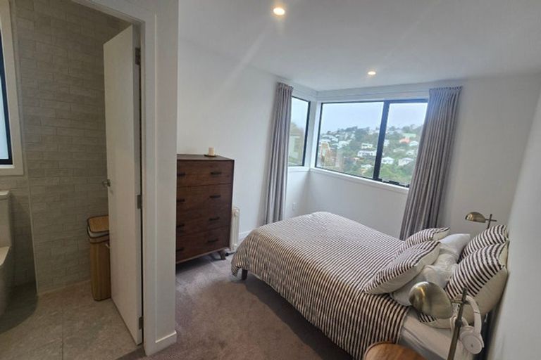 Photo of property in 52 Tiketike Way, Brooklyn, Wellington, 6021