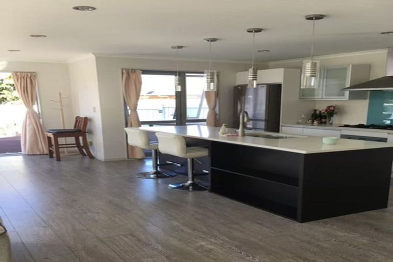 Photo of property in 35 South Kensington Way, Henderson, Auckland, 0612