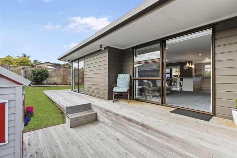 Photo of property in 4 Pinewood Grove, Botany Downs, Auckland, 2010