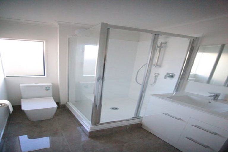 Photo of property in 1/198 Archers Road, Glenfield, Auckland, 0629