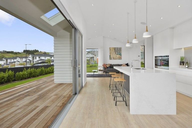 Photo of property in 11 Syd Grant Crescent, Orewa, 0931
