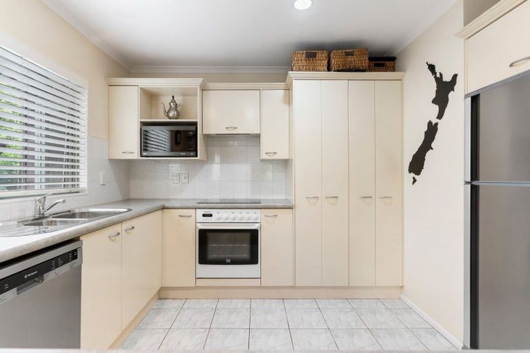 Photo of property in 2/52 Uxbridge Road, Mellons Bay, Auckland, 2014