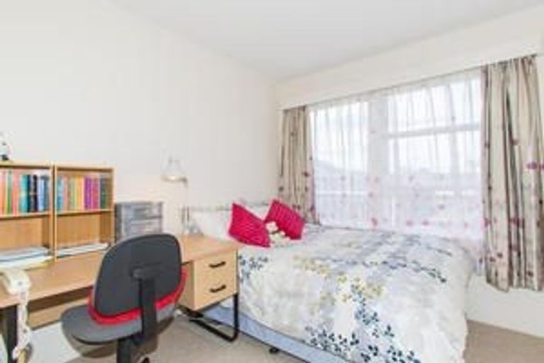 Photo of property in 9 Heather Place, Sunnynook, Auckland, 0620