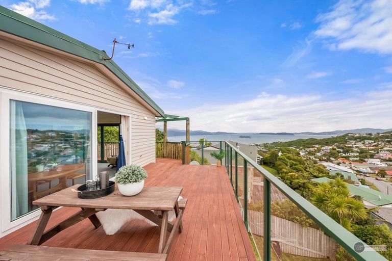 Photo of property in 5 Honeysuckle Grove, Maungaraki, Lower Hutt, 5010