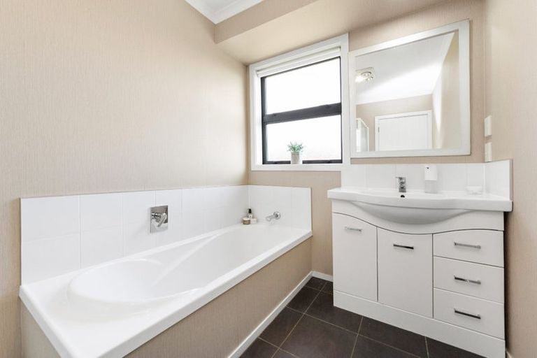 Photo of property in 7 Medallion Court, Kelvin Grove, Palmerston North, 4414