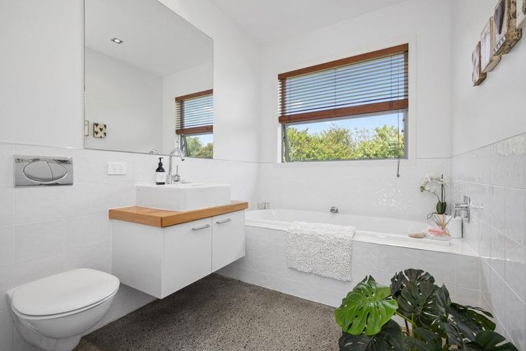 Photo of property in 14 Millbrook Drive, Waiuku, 2683