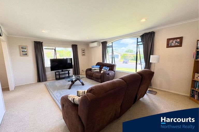 Photo of property in 20 Reybert Place, Massey, Auckland, 0614