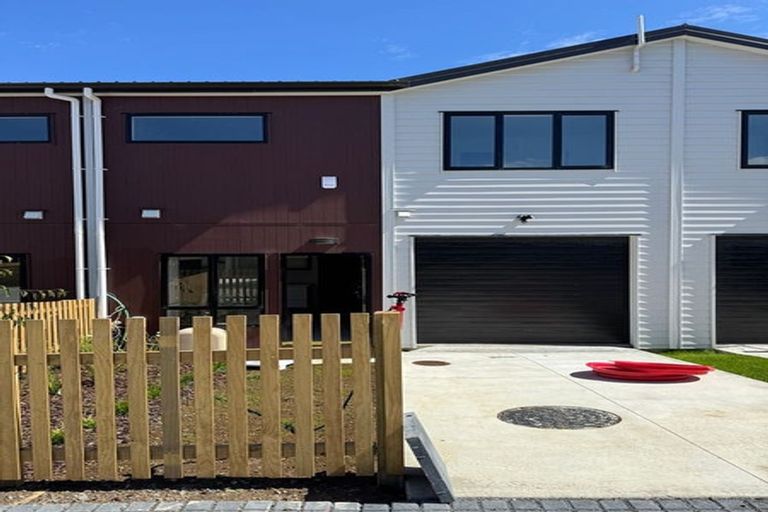 Photo of property in 14 Medallion Drive, Oteha, Auckland, 0632