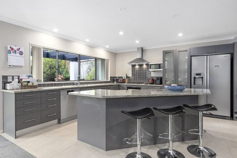 Photo of property in 21 Newbury Place, Schnapper Rock, Auckland, 0632