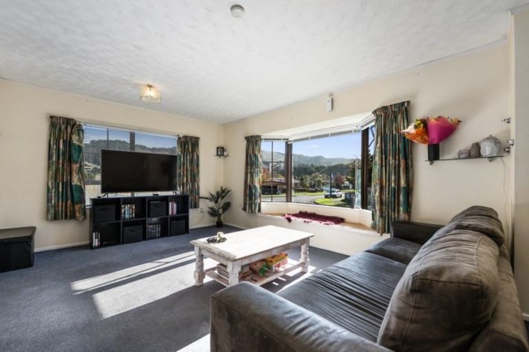 Photo of property in 2 Moonstone Grove, Birchville, Upper Hutt, 5018