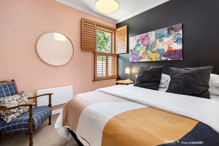 Photo of property in 180 Sutherland Road, Lyall Bay, Wellington, 6022