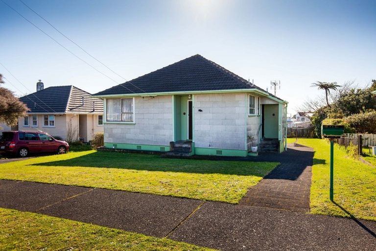 Photo of property in 7 Banks Street, Marfell, New Plymouth, 4310