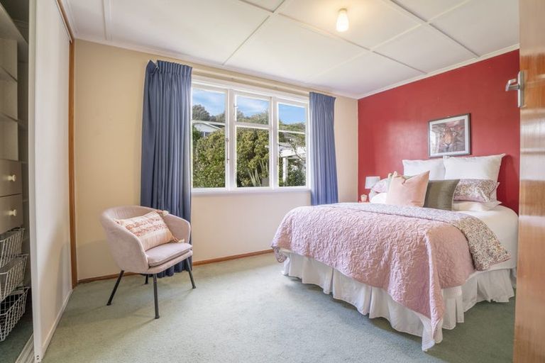 Photo of property in 44 Taylor Terrace, Tawa, Wellington, 5028