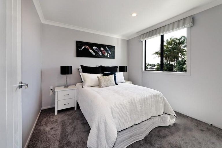 Photo of property in 11k Clearwater Cove, West Harbour, Auckland, 0618