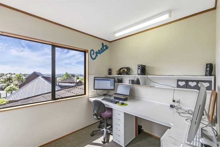 Photo of property in 14 Rifleman Rise, Unsworth Heights, Auckland, 0632