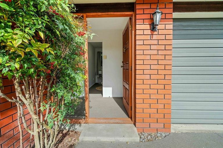 Photo of property in 2/302a Ilam Road, Burnside, Christchurch, 8053