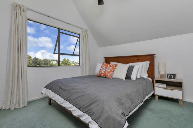 Photo of property in 2/15 Sunward Rise, Glenfield, Auckland, 0629