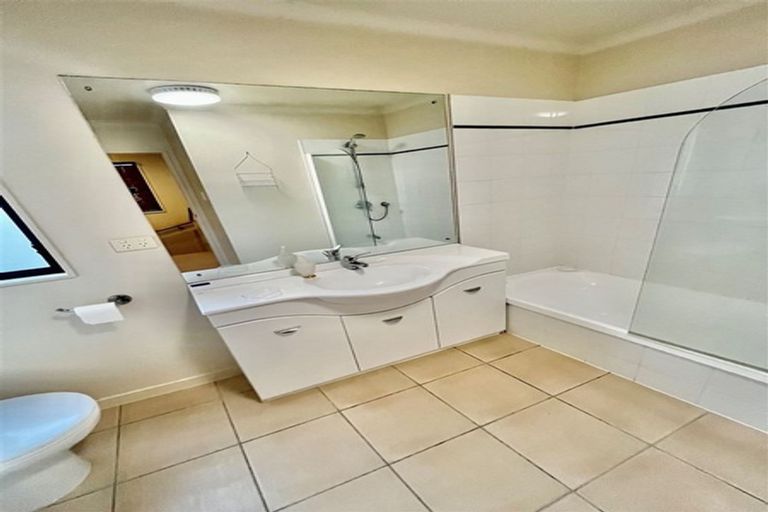 Photo of property in 38 Vinograd Drive, Te Atatu Peninsula, Auckland, 0610