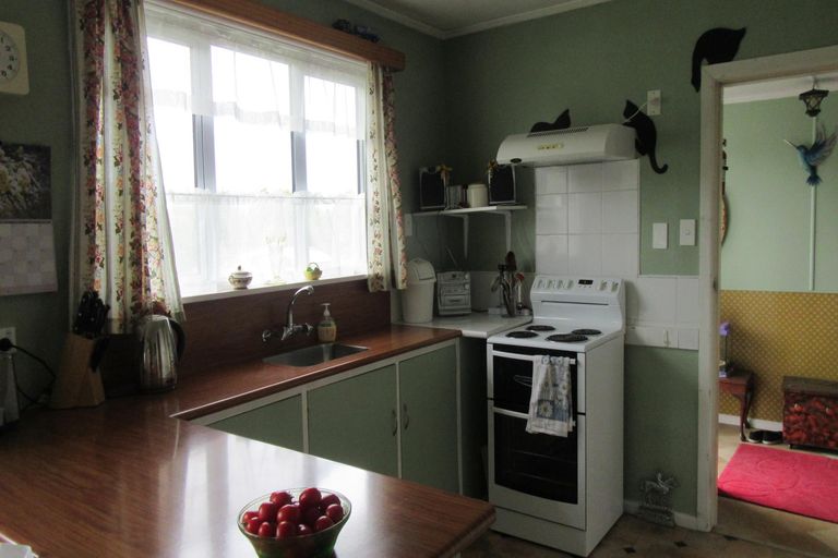 Photo of property in 85 Timaru Road, Waimate, 7924