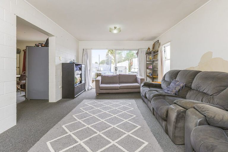 Photo of property in 17 Fernleigh Avenue, Waiuku, 2123