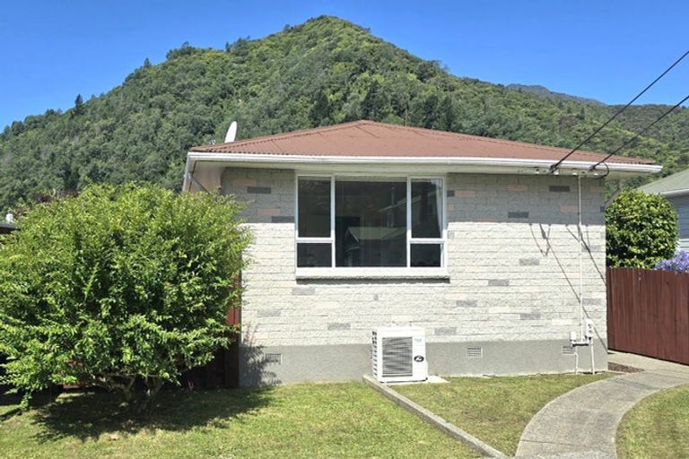 Photo of property in 46 York Street, Picton, 7220