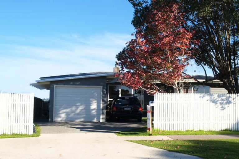 Photo of property in 27 Paparoa Road, Cockle Bay, Auckland, 2014