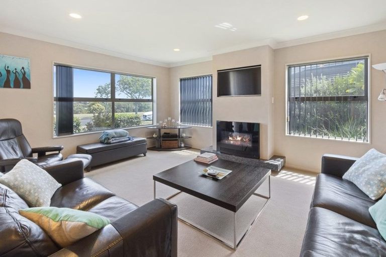 Photo of property in 54 Aberdeen Crescent, Wattle Downs, Auckland, 2103