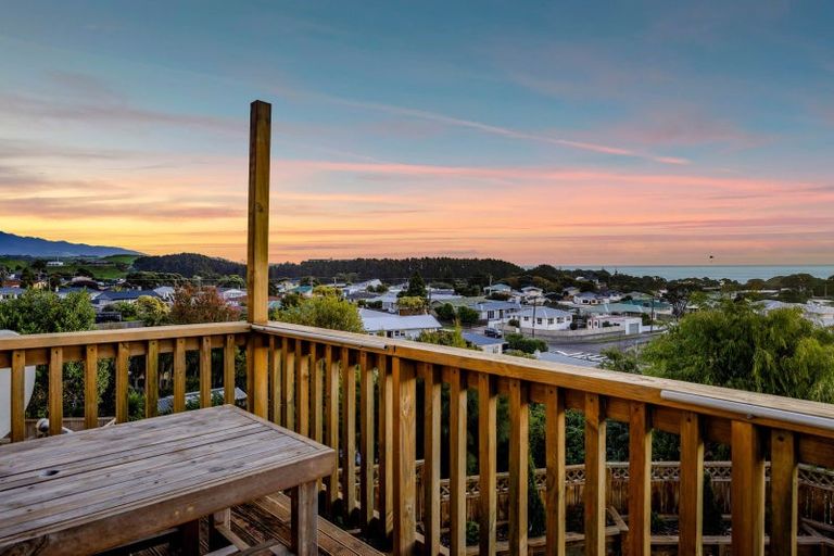 Photo of property in 15 Mount View Place, Spotswood, New Plymouth, 4310