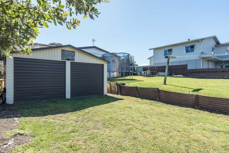Photo of property in 3 Freyberg Crescent, Waikanae Beach, Waikanae, 5036