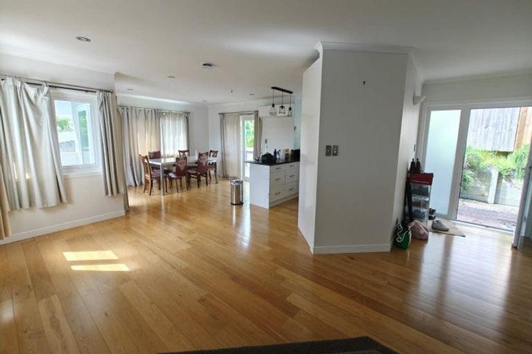 Photo of property in 31 Mandeville Place, Unsworth Heights, Auckland, 0632