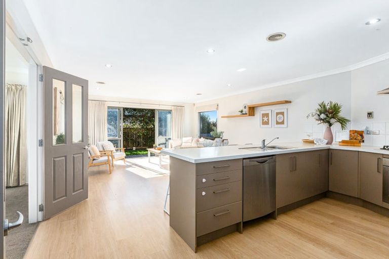 Photo of property in 5 Tongariro Drive, Aotea, Porirua, 5024