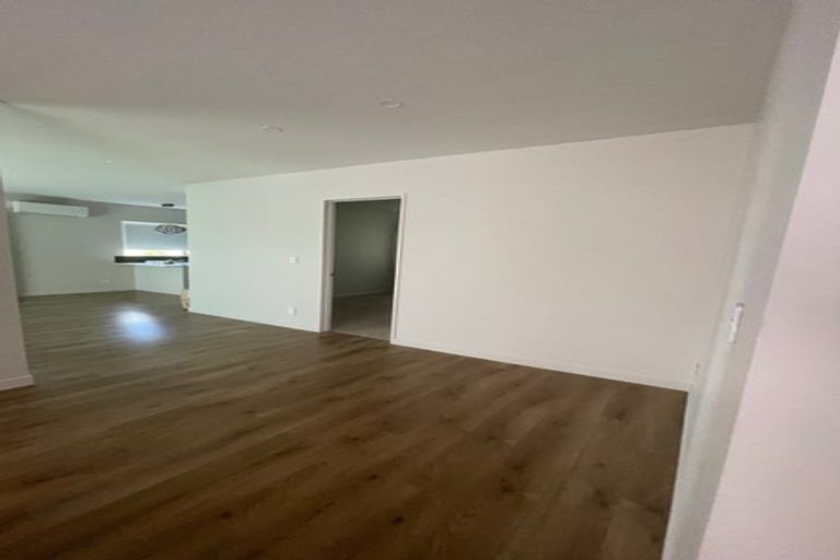 Photo of property in 24 Baumea Rise, Massey, Auckland, 0614