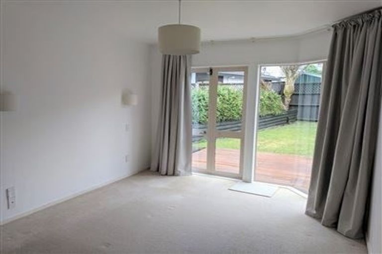 Photo of property in 2/2 East Coast Road, Milford, Auckland, 0620