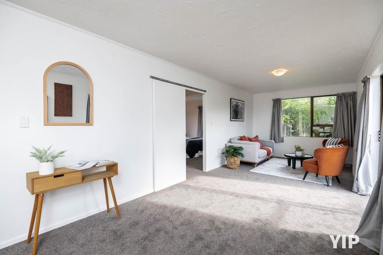 Photo of property in 27a Fernhaven Grove, Newlands, Wellington, 6037