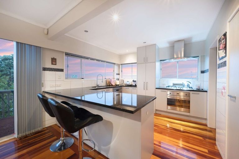 Photo of property in 19 Downsview Road, Pakuranga Heights, Auckland, 2010